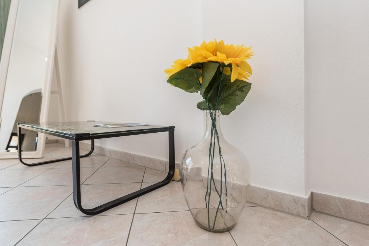 Apartment Astoria Затон Екстериор снимка